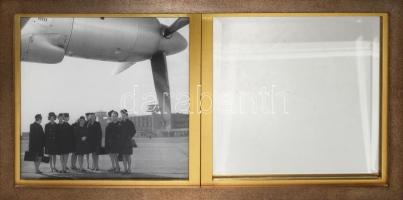 Design tükör képpel. Stewardesek a ferihegyi reptéren az 1960-as években minöségi osztott keretben, csiszolt tükörrel. Hibátlan 55x28 cm