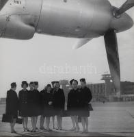 Design tükör képpel. Stewardesek a ferihegyi reptéren az 1960-as években minöségi osztott keretben, ...