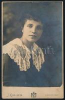 1917 Hölgy portréja, a hátoldalon dedikációval, kabinetfotó Knauer Gyula (Julius Knauer) brassói (Kronstadt, Brasov) műterméből, 16,5x10,5 cm