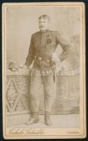 cca 1890 Katona egészalakos portréja, bajonettel és lövészbojttal, vizitkártya Czéhula Ludmilla lőcsei (Levoča) műterméből, 11x6,5 cm
