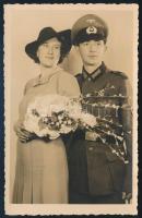 1940 Német Wehrmacht tiszt és felesége, fotólap, a hátoldalon magyar nyelvű ajándékozási sorokkal, 14x9 cm