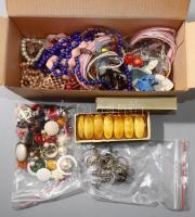 Doboznyi vegyes sokdarabos bizsu tétel, régebbi és érdekes darabokkal