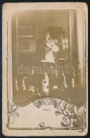 1924 Salgótarján, amatőr fényképész saját magáról (tükörből) készített felvétele, fotólap, szecessziós, mókusos-tölgyfaleveles díszítéssel, a hátoldalon autográf sorokkal, kissé viseltes, 14x9 cm