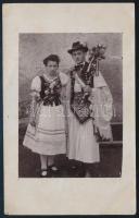 1920 Diósgyőr, fiatal pár népviseletben, fotólap, a hátoldalon autográf sorokkal, 14x9 cm