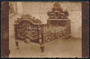 1921 Faragott ágy a XVIII. századból a Borsod-Miskolci Múzeumban, fotólap, a hátoldalon hivatalos feljegyzéssel és bélyegzésekkel, 8,5x13,5 cm
