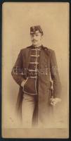 1893 Katonatiszt köpenyben, keményhátú fotó Rupprecht Mihály cs. és kir. udvari fényképész (Sopron) műterméből, a hátoldalon autográf dedikációval, 16,5x8 cm