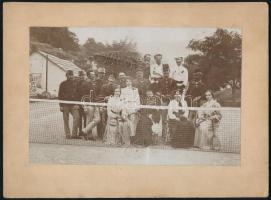 cca 1910 Katonatisztek és hölgyek csoportképe teniszpályán, többük kezében teniszütővel, keményhátú fotó, jelzés nélkül, 14x19 cm