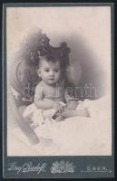 1907 Eger, babaportré, kabinetfotó Graf Rudolf egri műterméből, a hátoldalon ajándékozási sorokkal, 16,5x10,5 cm