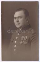 1928 Dés (Dej), kitüntetésekkel dekorált katonatiszt portréja, fotólap, a hátoldalon román nyelvű dedikációval, 13,5x8,5 cm / 1928 Dej, decorated military officer, photo postcard, with Romanian inscription on the reverse