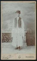 cca 1900-1910 Fiatal férfi portréja, vizitkártya Vogel Dániel rozsnyói (Rožňava) műterméből, 10,5x6,5 cm