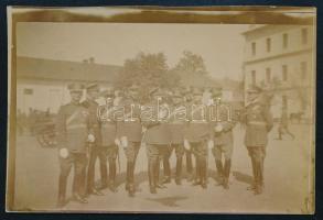 cca 1910-1915 Román katonatisztek csoportképe, többükön kitüntetésekkel, fotó, jelzés nélkül, 6x9 cm / Romanian military officers, group photo