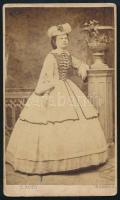 cca 1870 Elegáns fiatal hölgy portréja, vizitkártya E. Roth festő és fényképész kassai műterméből (,,E. Roth akademischer Maler und Fotograf Kaschau"), kissé foltos, 10,5x6 cm (Ritka!)