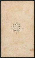 cca 1870 Elegáns fiatal hölgy portréja, vizitkártya E. Roth festő és fényképész kassai műterméből (,...