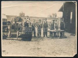 cca 1910-1920 Kádárok (bodnárok) munka közben, fotó, jelzés nélkül, törésnyomokkal, 7,5x10,5 cm