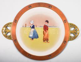 cca 1920 Késő szecessziós holland tortatál, gyermekeket ábrázoló fajansz betét réz szerelékkel és fogóval, számozott, kopással, de jó állapotban, d: 35 cm