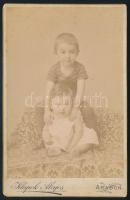 1889 Gyerekek (testvérek), kabinetfotó Klapok Alajos aradi műterméből, a hátoldalon dedikációval, 17x11 cm