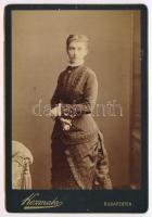 cca 1880 Elegáns fiatal hölgy portréja, kabinetfotó Kozmata Ferenc budapesti műterméből, hátoldalon kisebb felületi sérüléssel, 16,5x11 cm