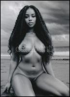 cca 1982 Szép modell Afrikából, szolidan erotikus felvétel, 1 db modern nagyítás, jelzés nélkül, 21x15 cm