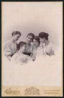 1897 Fiatal lányok csoportképe, kabinetfotó Koller Károly tanár utódai budapesti műterméből, 17x11 cm