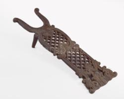 Szarvasbogár alakos csizmahúzó. Vas, magyar, 19. sz. második fele, h: 37 cm