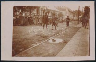 ca 1915 Galiciai vasútállomás, ortodox zsidó férfivel és magyar katonákkal az I. világháborúban