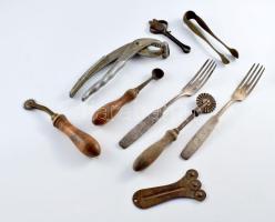 Doboznyi antik szerszám, közte régi üvegvágó, diótörő, bőrvágó, stb.