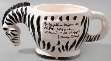 Zebra alakú díszpohár, rajta Woody Allen idézet: "Az egyetlen bajom az élettel, hogy nem valaki más vagyok", 19x9 cm