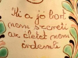 Szabó Karcag feliratos miskakancsó, "Ki a jó bort nem szereti, az életet nem érdemli" feli...