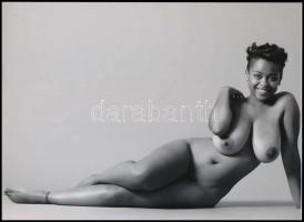 cca 1980 "Vidám fotómodell, aki szereti, ha fényképezik", szolidan erotikus felvétel, 1 db modern nagyítás, jelzés nélkül, 15x21 cm