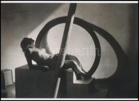 cca 1938 Vetrovsky, Josef (1897-1944) cseh modernista fotográfus felvétele, 1 db modern nagyítás, jelzés nélkül, 15x21 cm