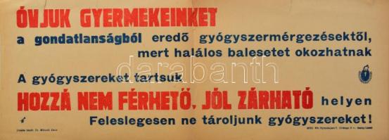 cca 1950-60 Óvjuk gyermekeinket a gondatlanságból eredő gyógyszermérgezésektől (...), plakát, papír, Főv. Nyomdaipari V., hajtva, lapszéli szakadásokkal, 21,5x59,5 cm