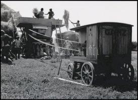 cca 1931 Haár Ferenc (1908-1997) magyar - amerikai fotóművész és fotóriporter felvétele (Cséplés, a cséplőgépet különálló GANZ gyártmányú motor hajtja), 1 db modern nagyítás, jelzés nélkül, 15x21 cm