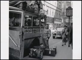 cca 1930 Budapest, a Légiforgalmi Részvénytársaság repülőtéri járata a Mátyásföldi repülőtérre, Haár Ferenc (1908-1997) magyar - amerikai fotóművész és fotóriporter felvétele, 1 db modern nagyítás, jelzés nélkül, 15x21 cm