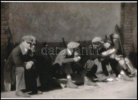 cca 1937 Jermy László (1912-1960) budapesti fotóművész hagyatékából 1 db modern nagyítás (Munkára várva), jelzés nélkül, 15x21 cm