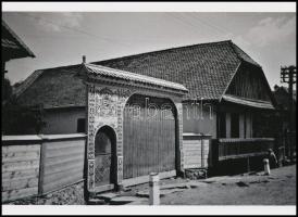 cca 1942 Kerny István (1879-1963) budapesti fotóművész felvétele (Erdély, új székelykapu, a magyar címerrel), 1 db modern nagyítás, jelzés nélkül, 15x21 cm