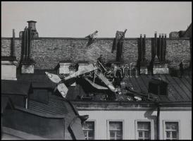 1917 Szentpétervár, repülőgép landolt egy lakóház tetején, 1 db modern nagyítás, jelzés nélkül, 15x21 cm