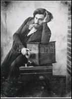 cca 1848 Gustave Le Gray (1820-1884) francia fotográfus önarcképe, egy daguerreotypes készülékkel (azaz korai fényképezőgéppel), 1 db modern nagyítás, jelzés nélkül, 21x15 cm