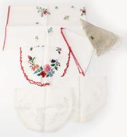 6 db kisméretű horgolt és hímzett terítő