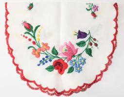 6 db kisméretű horgolt és hímzett terítő