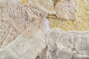 Egy zacskónyi horgolt terítő 50x90 cm ig