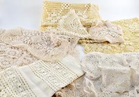 Egy zacskónyi horgolt terítő 50x90 cm ig