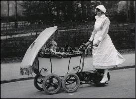 cca 1930 Motoros gyermekkocsi Londonban, 1 db modern nagyítás, jelzés nélkül, 15x21 cm