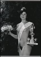 1967 Szépségkirálynő, szolidan erotikus felvétel, 1 db modern nagyítás, jelzés nélkül, 21x15 cm