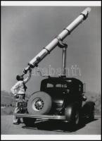 cca 1950 "Féltékeny férj kukkolja a feleségét, kivel flörtöl a repülőgépen?", 1 db modern nagyítás, jelzés nélkül, 21x15 cm