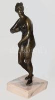 cca 1900, Ismeretlen szobrász: Fürdőző női akt. Bronz, márvány talpazaton, jelzés nélkül, m: 32 cm