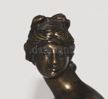 cca 1900, Ismeretlen szobrász: Fürdőző női akt. Bronz, márvány talpazaton, jelzés nélkül, m: 32 cm