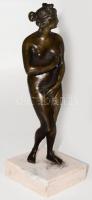 cca 1900, Ismeretlen szobrász: Fürdőző női akt. Bronz, márvány talpazaton, jelzés nélkül, m: 32 cm