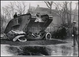 1918 London, egy új tank bemutatóján eltipornak egy automobilt, 1 db modern nagyítás, jelzés nélkül, 15x21 cm