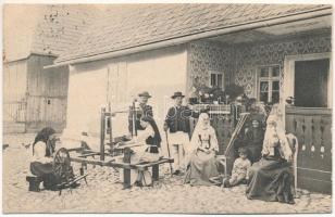1909 Hosszúfalu, Satulung (Négyfalu, Sacele); Rasboi de tesut din Sacele / erdélyi folklór, szövőszék. Edit. Photoglob (Brassó) / Transylvanian folklore, weaving loom (fl)