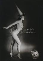 cca 1950 Lee Wellington (19018-2001) fotográfus felvétele (Boszi és a töklámpás), 1 db modern nagyítás, 21×15 cm